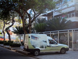 Grade em tubo redondo de alumínio,com acabamento anodizado natural fosco, com fechamento em vidro