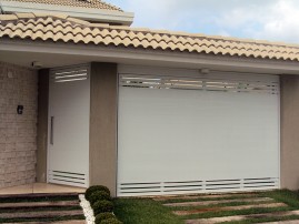 Portão basculante em lambril liso de alumínio com pintura eletrostática, automático, eletrônico