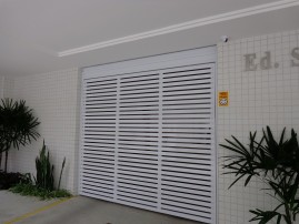 Portão de garagem, basculante, em réguas de alumínio com pintura eletrostática, automátizado, eletrônico