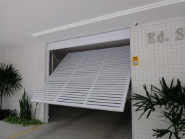 Portão de garagem, basculante, em réguas de alumínio com pintura eletrostática, automatizado, eletrônico - abrindo